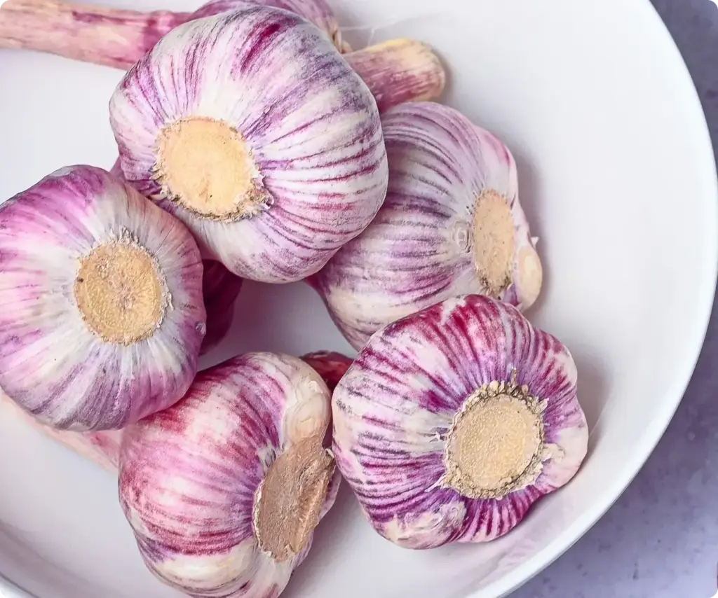 Ajos_morados_en_un_plato2x